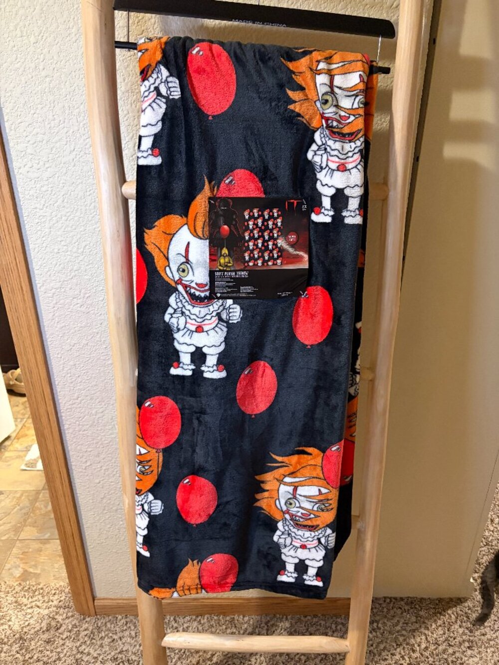 IT Pennywise Horror Soft Plush Throw Blanket 50x70 Red Balloon NWT